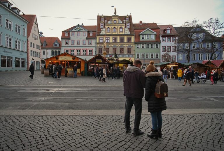 温泉街で食べ歩きを楽しめるカップル旅行先は？