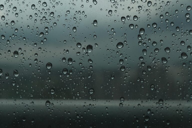 雨でも楽しめるカップル旅行スポットはどこですか？